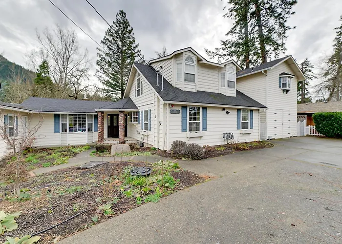 Spacious Grants Pass Home W/ Hot Tub & River Views